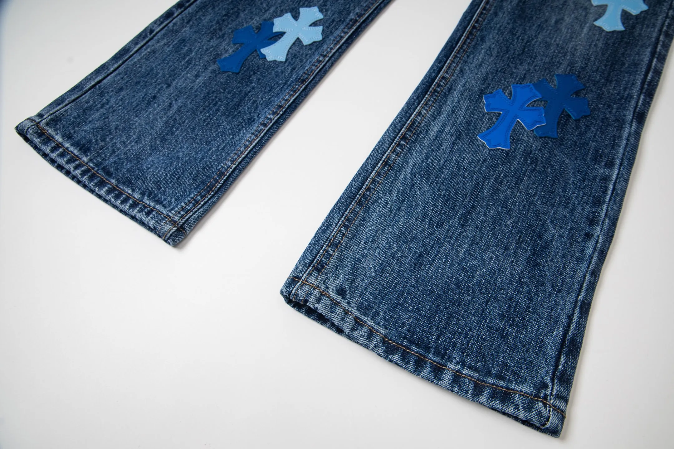 P260 Chrome Hearts Miami Limited Pants Blue Leather Cross Couple Jeans are a hot trend this season and are sought after by countless celebrities and fashionistas. The neat details of the cutting process add color to the playful fashion! The neat and meticulous design, and the well-fitting structure is unique. The upper body not only has outstanding recognition, but also looks younger and younger. A style with the ultimate wearing meaning and performance, gorgeous color matching, and the craftsmanship of this style is also extremely extraordinary. After the finished product is washed, it is disassembled and hand-made with sheepskin cross leather and then spliced ​​together to complete. The whole piece has too many craftsmanship to describe. It is decorated with patchwork cross flowers and high-waisted washed jeans! ! Absolutely high-end luxury product, a god-level single product, a super popular product, made by top heavy industry, a magic weapon that cannot be missed to hit the streets. Style number: 1832 Size: 28 30 32 34 36 Color: blue